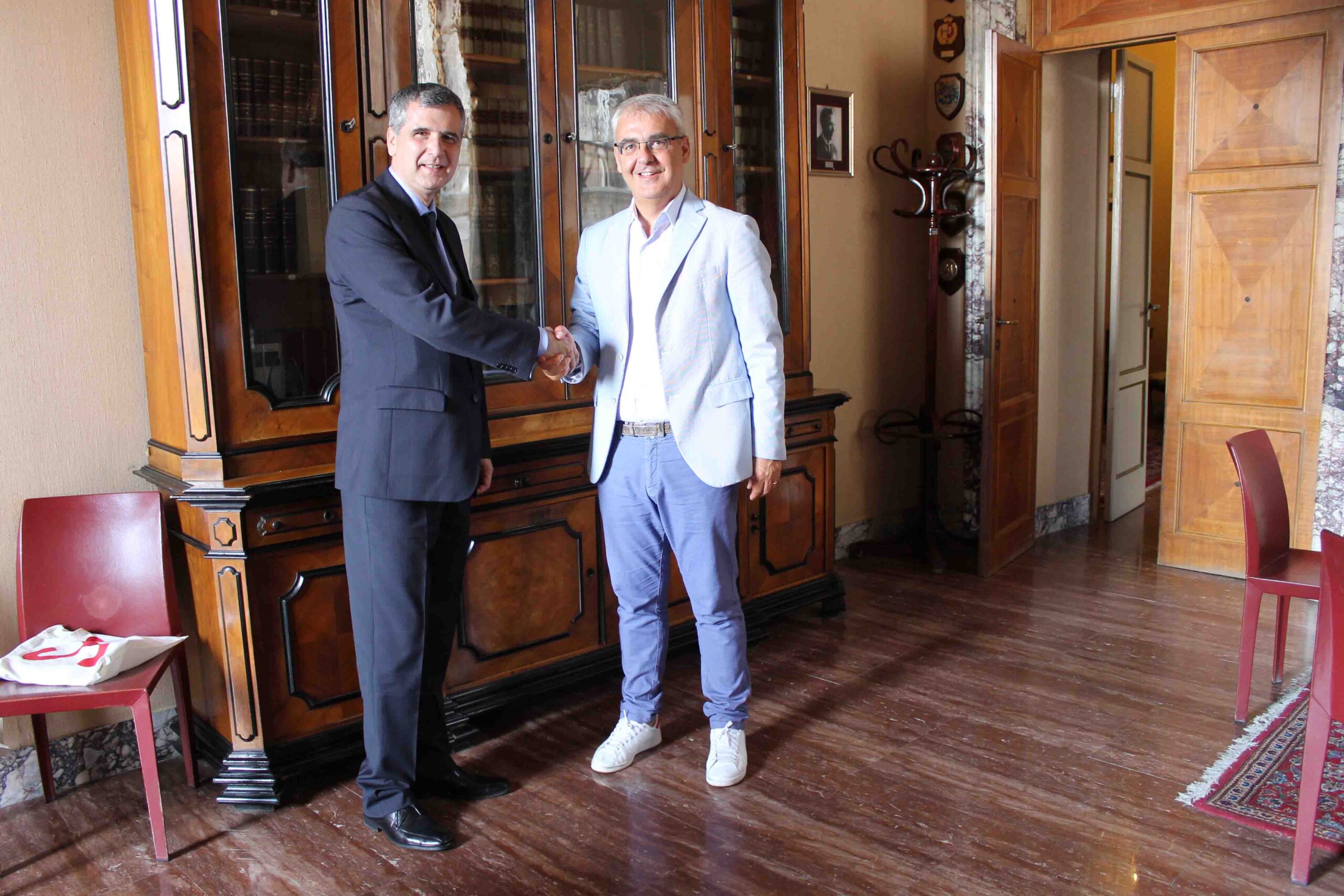 Al momento stai visualizzando 03-08-2015 Il nuovo questore Pallini in visita dal Sindaco di Macerata