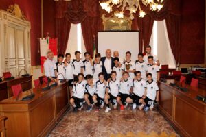 Scopri di più sull'articolo 08-06-2016 Gli esordienti della PSG Robur 1905 ricevuti in comune  a Macerata