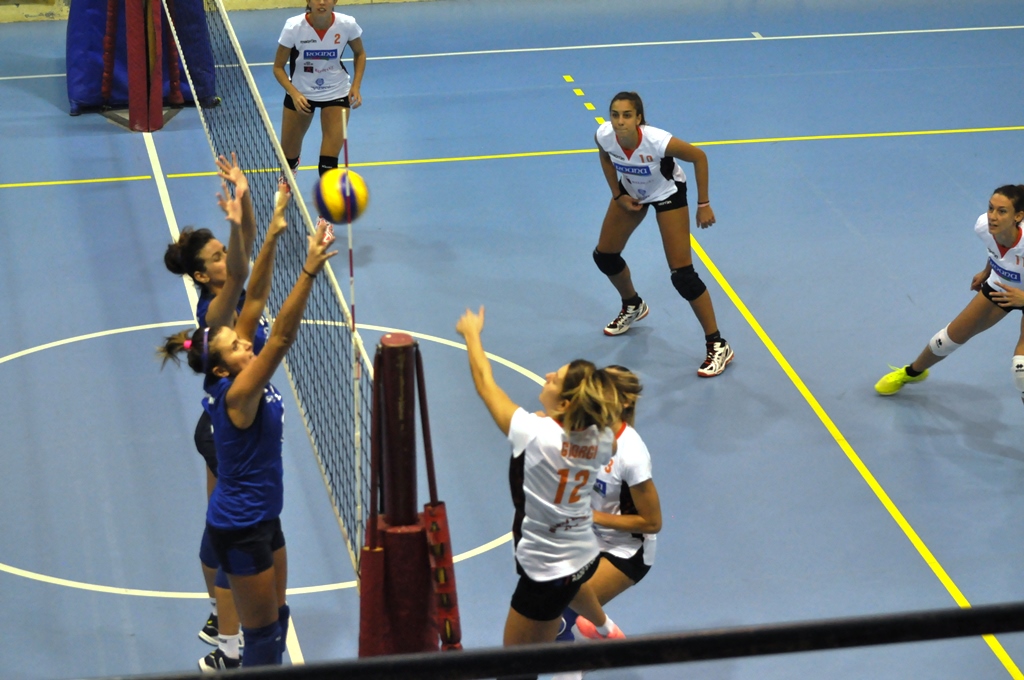 Al momento stai visualizzando 15-10-2016 Helvia Recina Volley, debutto amaro a Rimini