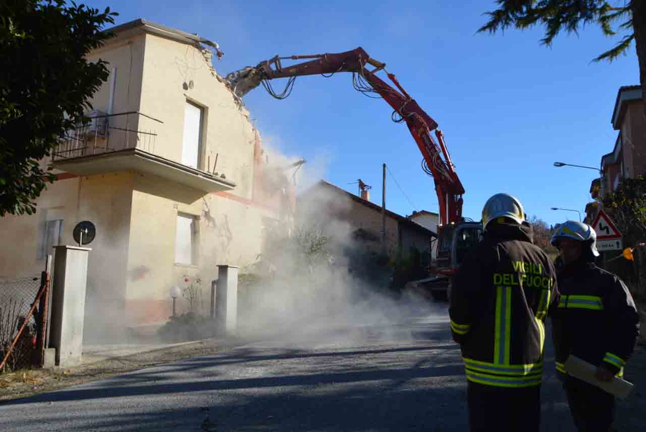 Al momento stai visualizzando 28-12-2016 Sisma, a San Severino iniziato abbattimento edifici inagibili