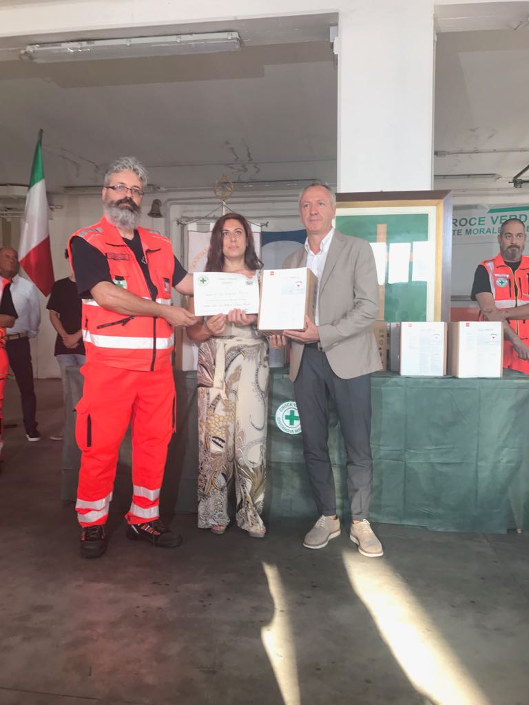 Al momento stai visualizzando 03-08-2017 Dalla Croce Verde Civitanova un defibrillatore al Comune di S. Severino M.