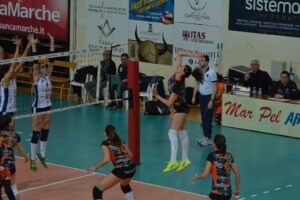 Scopri di più sull'articolo 24-02-2018 Helvia Recina Volley soffre, si rialza e vince contro la Videomusic